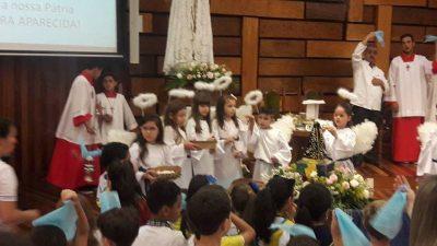Missa de Nossa Senhora Aparecida contou com a Coroação apresentado pelas crianças