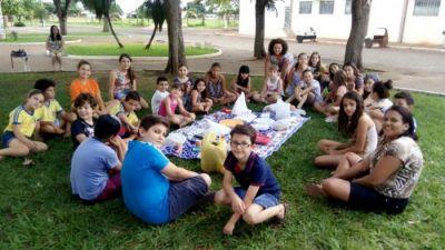 Crianças do Coral Menino Jesus se reuniu para um piquenique na praça da Igreja Matriz