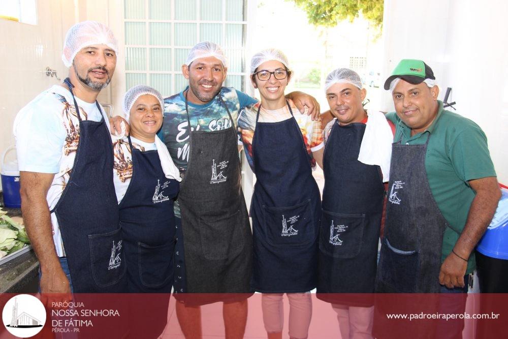 O almoço está sendo servido no salão paroquial e às 17h terá o show de prêmios 11