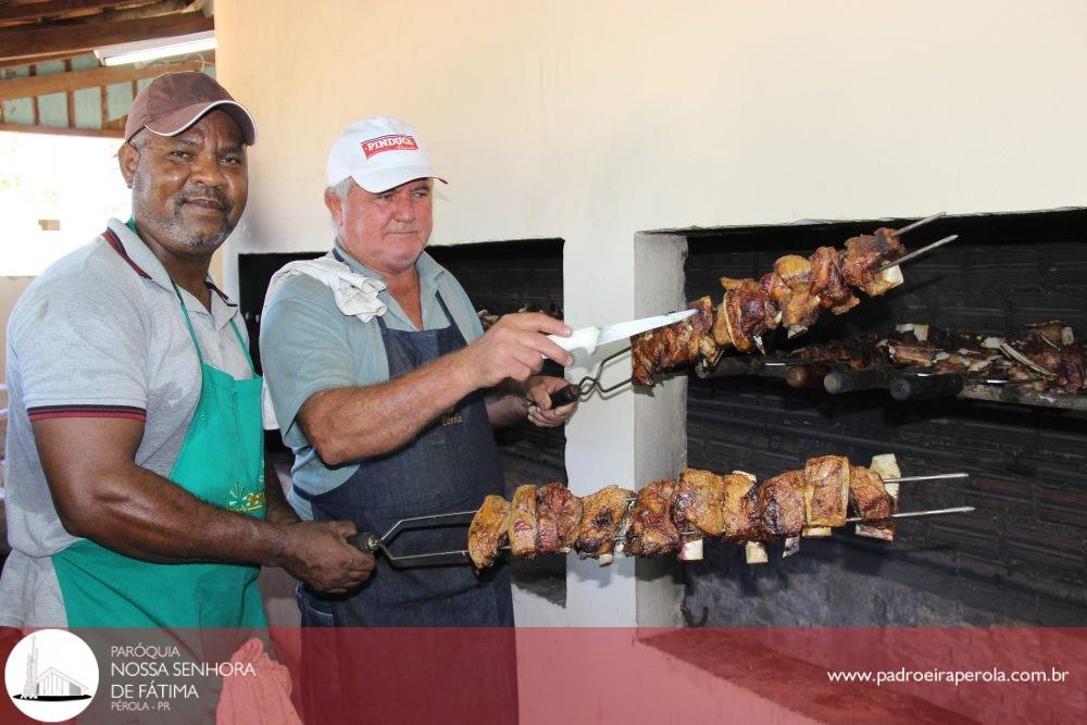 O almoço está sendo servido no salão paroquial e às 17h terá o show de prêmios 18