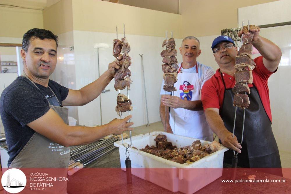 O almoço está sendo servido no salão paroquial e às 17h terá o show de prêmios 20