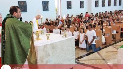 Crianças da catequese receberam a Primeira Eucaristia