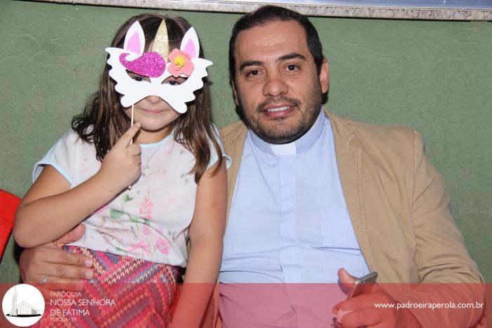 Padre Marcos visitou uma criança aniversariante e depois participou de um encontro de confraternização com a Pastoral Familiar 4