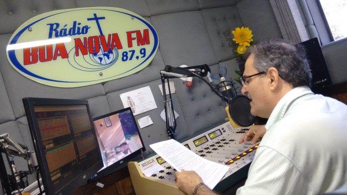 Padre Marcio apresenta todo sábado o programa "Sintonia" na Rádio Boa Nova 4