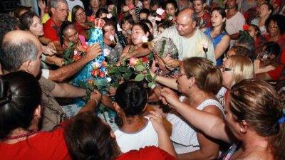 Movimento Terço das Rosas reuniu dezenas de pessoas na noite desta segunda-feira
