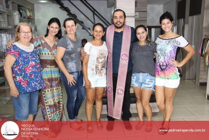 Padre visitou comércios em Pérola na manhã desta quinta-feira 12