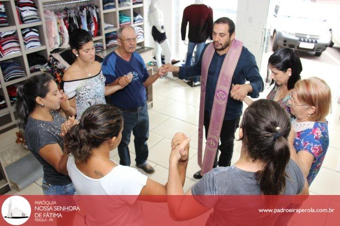 Padre visitou comércios em Pérola na manhã desta quinta-feira 16