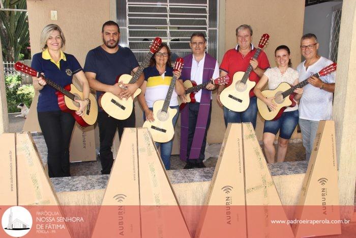 Projeto  "Juventude em Ação" recebeu doações de violões do Lions Club 4