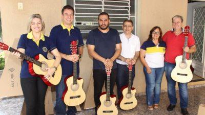 Projeto  “Juventude em Ação” recebeu doações de violões do Lions Club