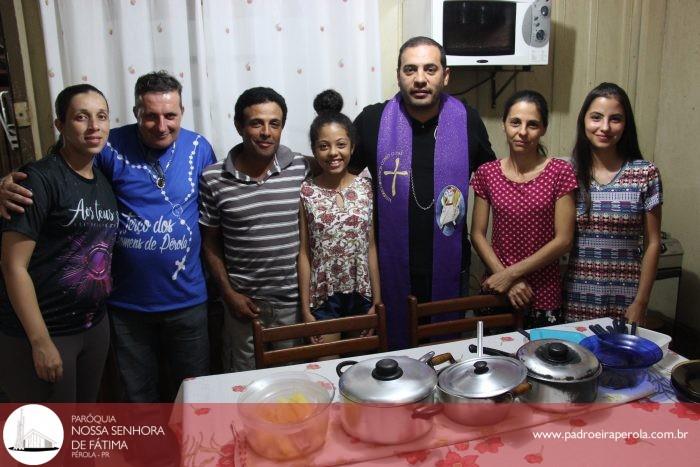 Padre visita famílias na comunidade Jereba, em Pérola. 7