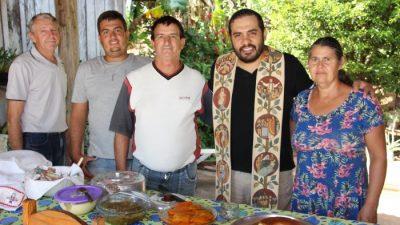 Padre visita famílias na comunidade rural Pindó