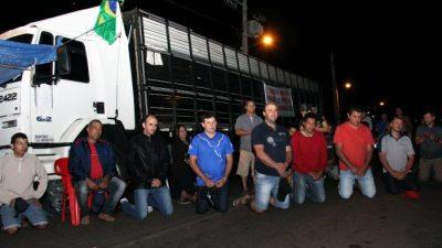 Caminhoneiros em greve se reuniram para a Oração do Terço em Pérola