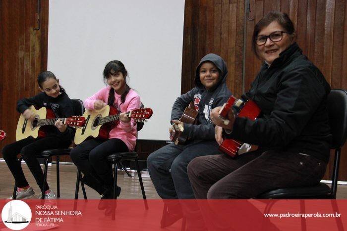 Crianças aprendem a tocar violão no projeto "Juventude em Ação" 4