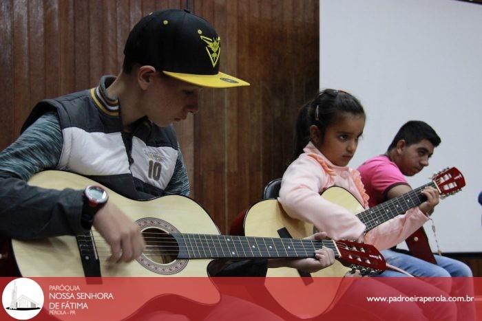 Crianças aprendem a tocar violão no projeto "Juventude em Ação" 5