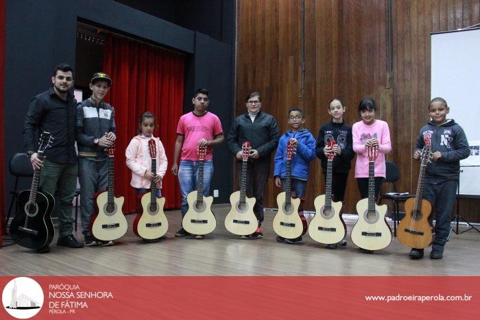 Crianças aprendem a tocar violão no projeto "Juventude em Ação" 6