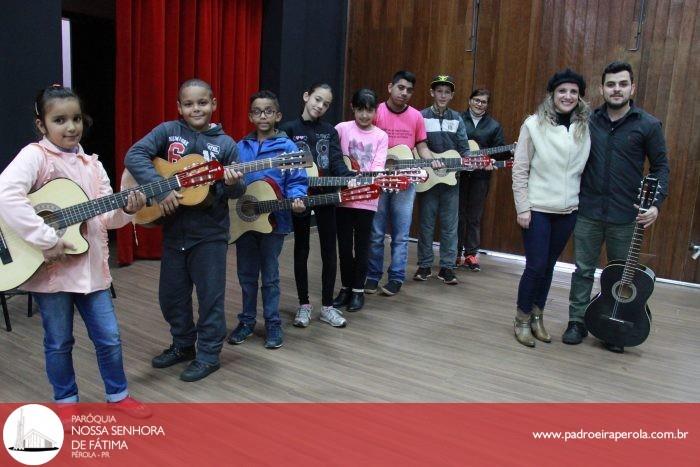 Crianças aprendem a tocar violão no projeto "Juventude em Ação" 7