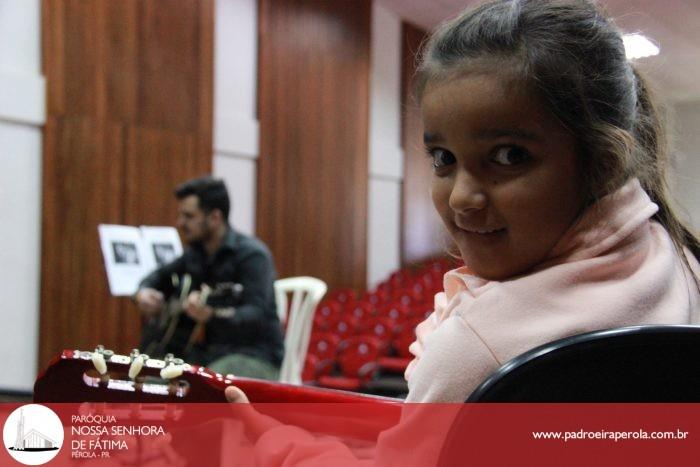 Crianças aprendem a tocar violão no projeto "Juventude em Ação" 10