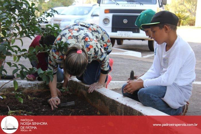 Meio Ambiente: Alunos da APAE plantaram flores na praça da Igreja Matriz 4