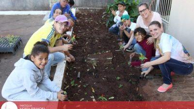 Meio Ambiente: Alunos da APAE plantaram flores na praça da Igreja Matriz