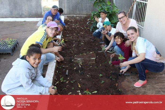 Meio Ambiente: Alunos da APAE plantaram flores na praça da Igreja Matriz 8