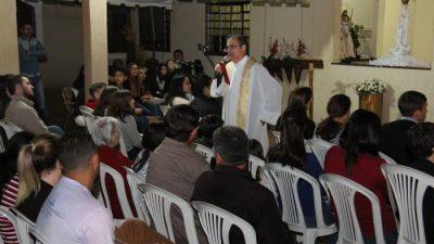 Comunidade Nossa Senhora de Fátima reúne famílias para uma Missa