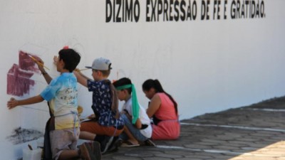 Crianças da catequese pintam muro durante gincana biblica