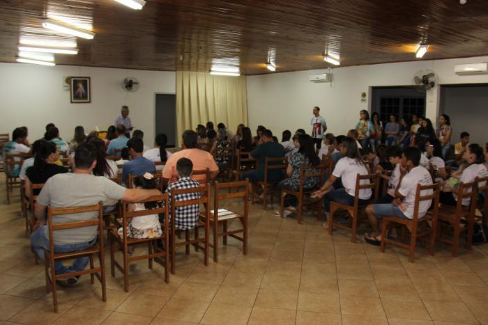 Adolescentes apresentam teatro durante celebração na Comunidade São Paulo 4