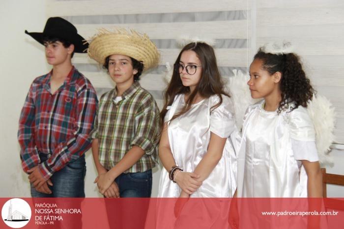 Adolescentes apresentam teatro durante celebração na Comunidade São Paulo 6