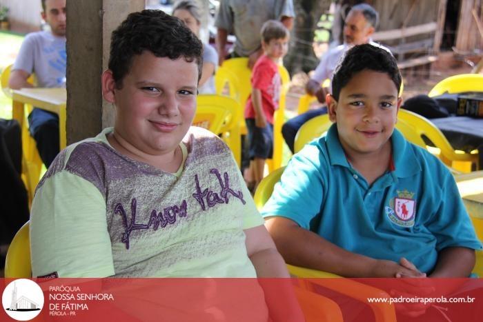 Catequista reúne crianças e famílias para a reza do Terço 10