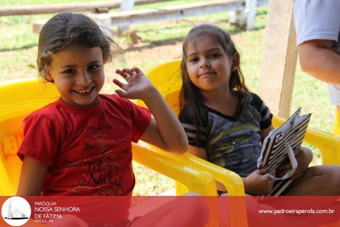 Catequista reúne crianças e famílias para a reza do Terço 13
