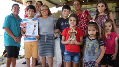 Catequista reúne crianças e famílias para a reza do Terço