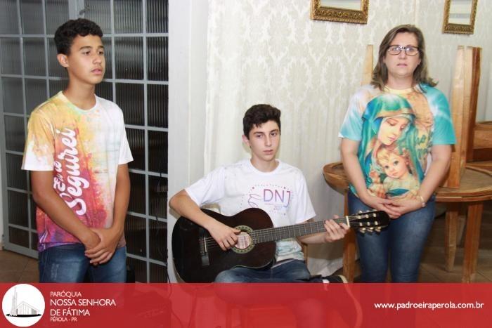 Adolescentes apresentam teatro durante celebração na Comunidade São Paulo 13