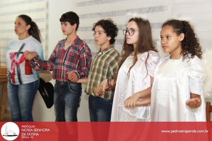 Adolescentes apresentam teatro durante celebração na Comunidade São Paulo 18