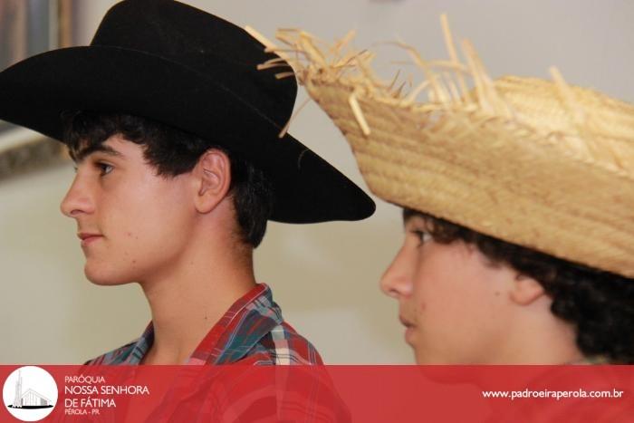 Adolescentes apresentam teatro durante celebração na Comunidade São Paulo 24