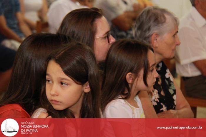 Adolescentes apresentam teatro durante celebração na Comunidade São Paulo 33