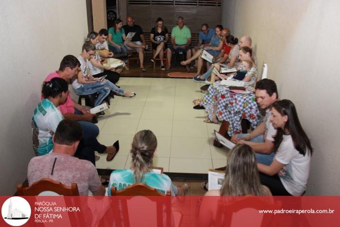 Grupo de reflexão que nasceu após o acampamento se reúnem semanalmente em Oração 10