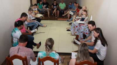 Grupo de reflexão que nasceu após o acampamento se reúnem semanalmente em Oração