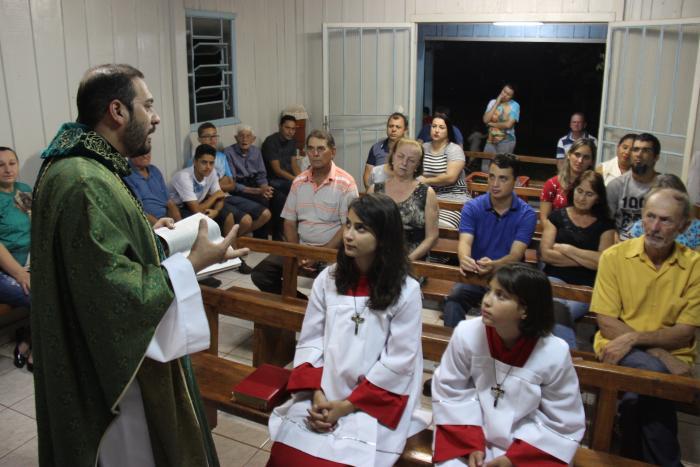 Comunidade se reuniu na noite desta quinta-feira para celebrar a Missa 7