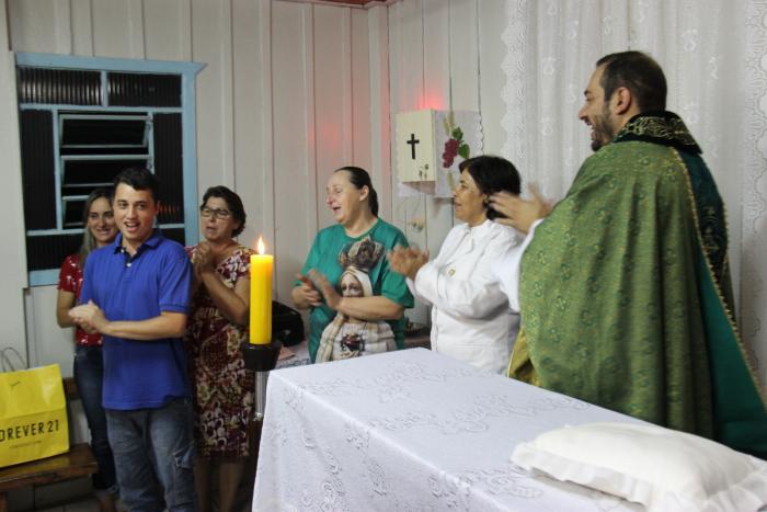 Comunidade se reuniu na noite desta quinta-feira para celebrar a Missa 16