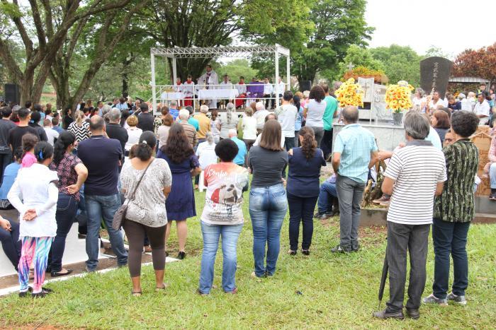 Missa de Finados foi celebrada no Cemitério Municipal em Pérola 4
