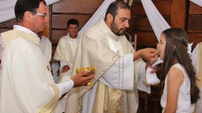 Crianças recebem a Primeira Eucaristia durante Celebração Eucarística