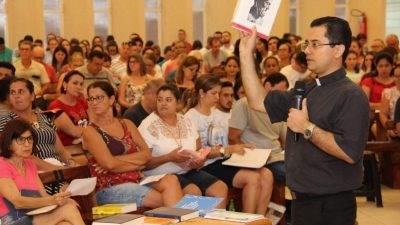 Padre Marciano abre Semana Teológica com formação bíblica