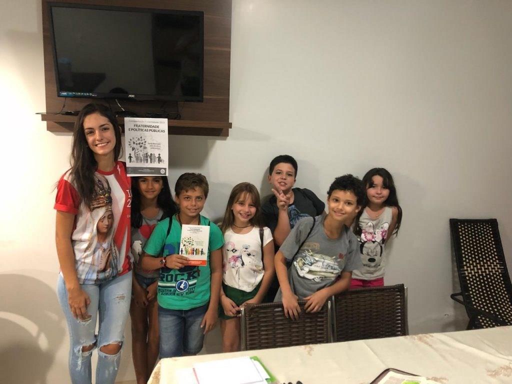 Catequistas trabalham conteúdos da "Campanha da Fraternidade" com as crianças 8