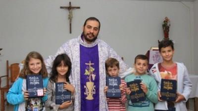 Crianças recebem Bíblia no início da catequese | Gávea