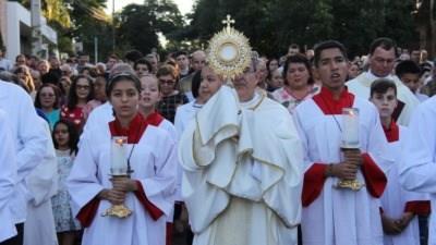 Missa e procissão de Corpus Christi reúne grande número de fiéis