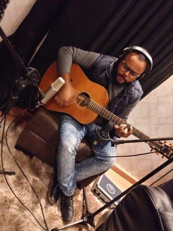 Tendo atuado com vários estilos musicais Mayck Castro segue agora carreira solo com canções religiosas 5