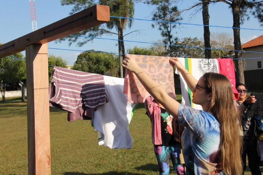 Jovens organizam as roupas para o varal solidário 4