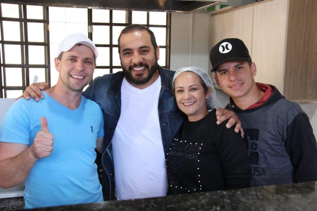 Padre visita e abençoa a Pastelaria do Juliano em Pérola 5