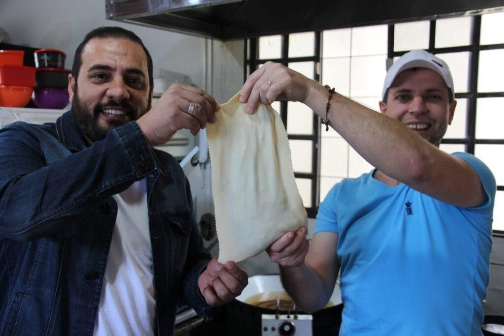 Padre visita e abençoa a Pastelaria do Juliano em Pérola 6