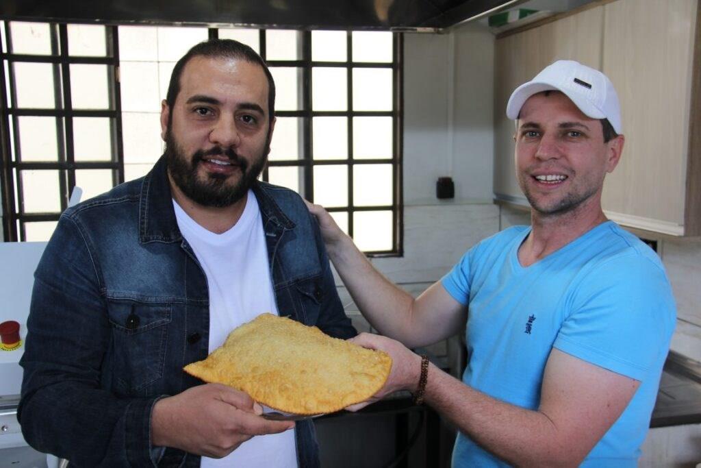 Padre visita e abençoa a Pastelaria do Juliano em Pérola 8